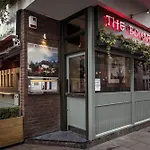 Compact Comfort: Your London Basecamp
